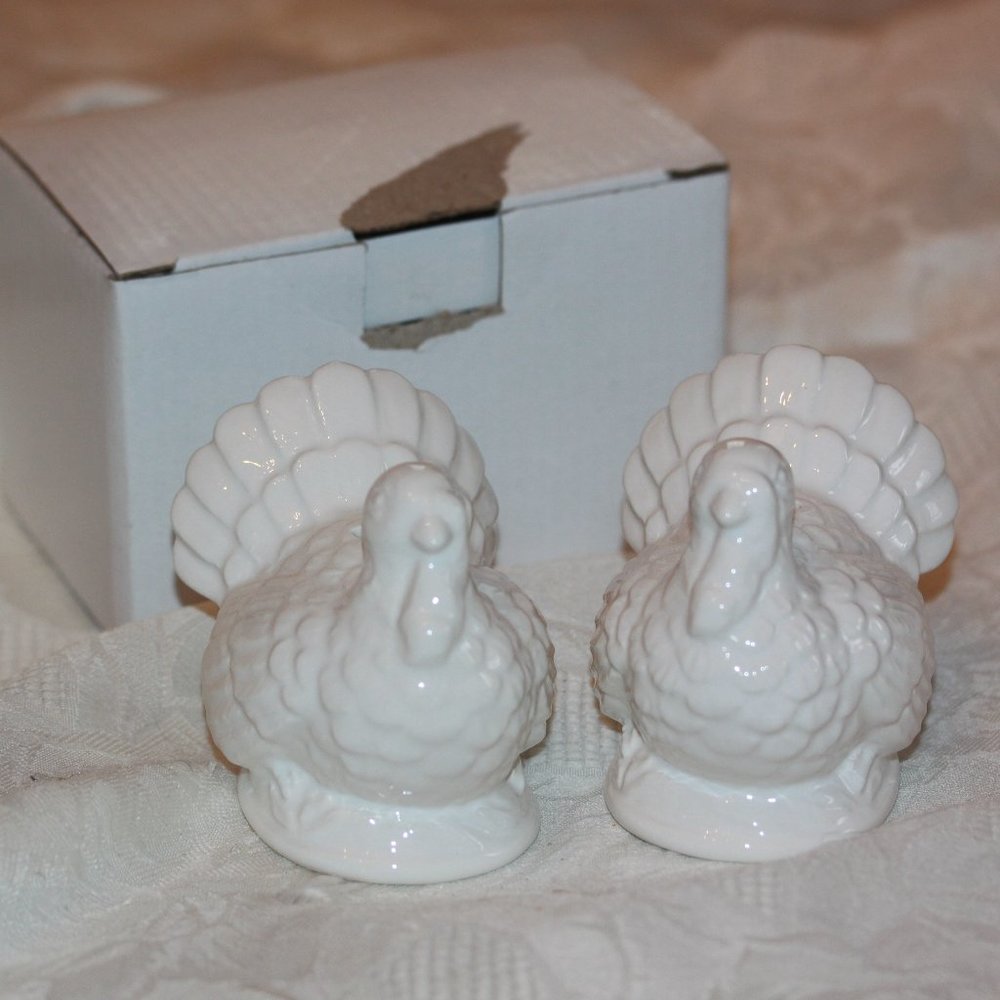 New in Box Ceramic TURKEY Salt & Pepper Shakers